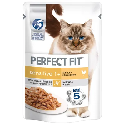 Perfect Fit sensitive 1+ mit Huhn, senza grano né soia, in salsa. Immagine di un gatto e crocchette su piatto. Scala di valutazione con 5 criteri visibile.