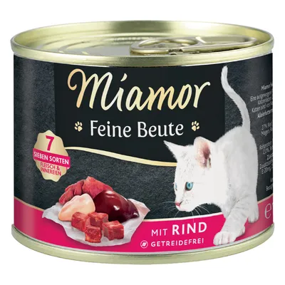 Miamor Feine Beute -kissanruokapurkki, näkyvissä tekstit: 7 Sieben Sorten Fleisch & Innereien, mit Rind, getreidefrei. Kuvassa valkoinen kissa ja lihaa sekä sisäelimiä.