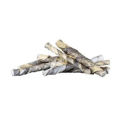 Bâtonnets torsadés de peau de poisson séchée, sans emballage, posés en tas sur fond blanc. Aucun texte ou marque visible.