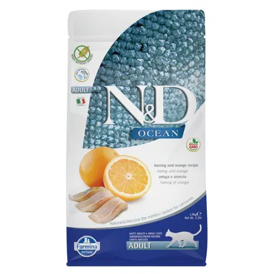 Sac N&D Ocean Farmina pour chats adultes, recette hareng et orange, 1,5 kg, sans OGM, drapeaux Italie et Portugal visibles, mention ADULT, image d’orange et de filets de poisson.