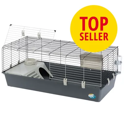 Gnaverbur i grå plast og metal med åbent låg, indbygget hus, skål og vandflaske. Gul cirkel med rød tekst: TOP SELLER. Gnaverbur i grå plast og metal med åbent låg, indbygget hus, skål og vandflaske. Gul cirkel med rød tekst: TOP SELLER.