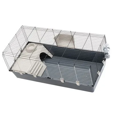 Gabbia per piccoli animali con base in plastica grigia, struttura in metallo, casetta interna beige con rampa, ciotola e beverino fissato all'esterno.