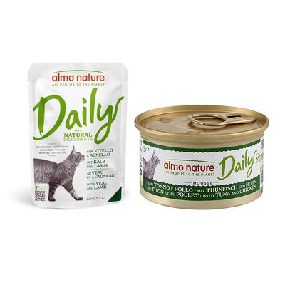 almo nature Daily, bouchées pour chat adulte, avec poulet et saumon. Texte en anglais : OWNED BY THE ANIMALS. Emballage souple avec tête de chat orange.