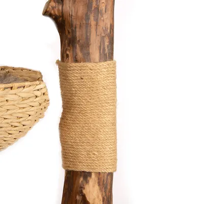 Drevený kmeň ovinutý sisalovým lanom, vedľa neho pletený kôš z prírodných materiálov.