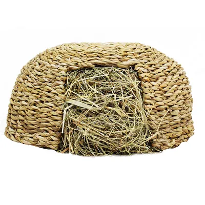 Flätad grashåla fylld med hö, lämplig som gömställe eller matplats för smådjur.