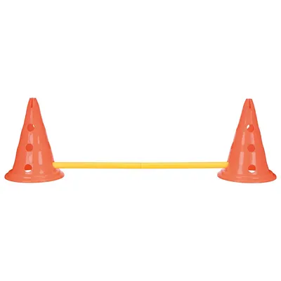 Deux cônes orange en plastique avec trous, reliés par une barre jaune horizontale. Ensemble d’obstacles visible sur fond blanc.
