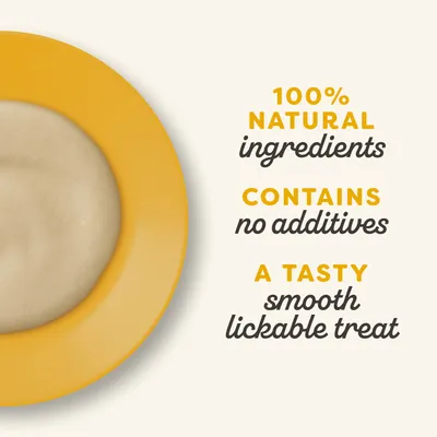 Text v angličtine: 100% natural ingredients, contains no additives, a tasty smooth lickable treat. Žltý tanier s krémovou hmotou vľavo.