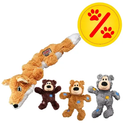 Plüschspielzeuge: ein Fuchs und drei Bären in Braun, Beige und Grau mit bunten Flicken. Gelbes Symbol mit roten Pfoten und Prozentzeichen oben rechts.
