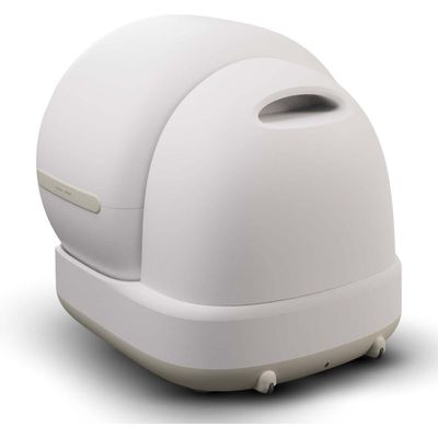 Lukket, oval kattetoilet i plast med bærehåndtag og hjul i bunden.