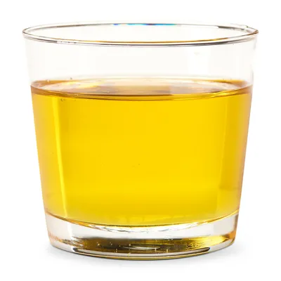 Glas mit gelber Flüssigkeit, möglicherweise Öl oder Brühe. Keine weiteren Informationen sichtbar.