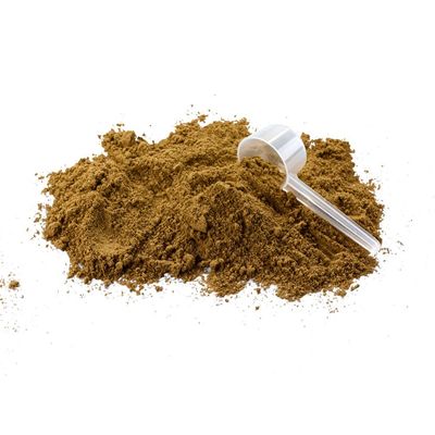 Brązowy proszek z przezroczystą plastikową miarką na białym tle. Widoczna ilość produktu luzem, brak opakowania lub widocznych oznaczeń marki.