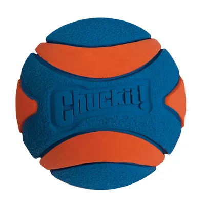 Hundboll av gummi med texten Chuckit! synlig på sidan. Bollen är blå och orange med strukturmönster. Hundboll av gummi med texten Chuckit! synlig på sidan. Bollen är blå och orange med strukturmönster.