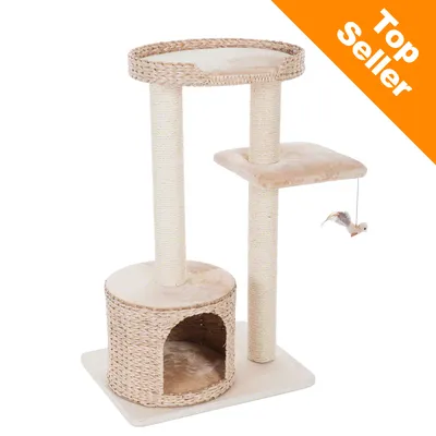 Plezalno drevo za mačke iz tkanine in pletenega materiala, z dvema praskalnima stebroma, hiško, ležiščem in visečo igračo. Zgornji desni kot: oznaka Top Seller.