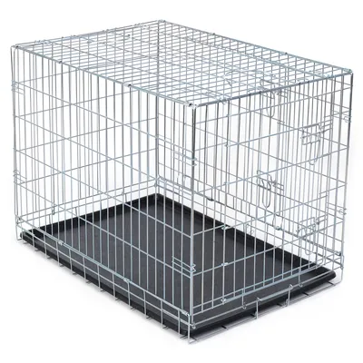 Cage rectangulaire en métal avec fond amovible noir, structure grillagée et deux portes visibles à l’avant et sur le côté.