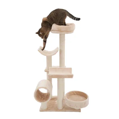 Arbre à chat beige avec griffoirs en sisal, tunnel, plateformes, hamac et panier, un chat tigré posé sur le dessus. Matériaux visibles : tissu, sisal.