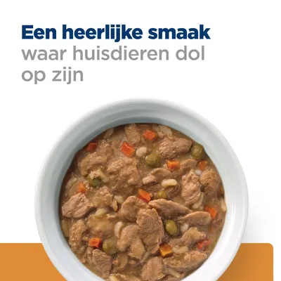 Schaal natvoer met stukjes vlees, wortel en erwt. Tekst: Een heerlijke smaak waar huisdieren dol op zijn.