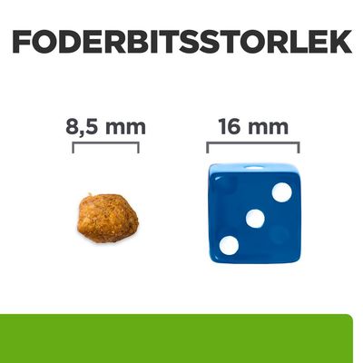 Foderbitsstorlek: foderbit 8,5 mm bredvid blå tärning 16 mm. Jämförelse av storlekar för att visa foderbitens dimensioner.