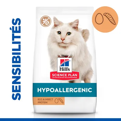 Hill's Science Plan Hypoallergenic pour chat, protéines d’œuf et d’insecte, mention Sensibilités, symbole sans allergène visible sur l’emballage. Hill's Science Plan Hypoallergenic pour chat, protéines d’œuf et d’insecte, mention Sensibilités, symbole sans allergène visible sur l’emballage.