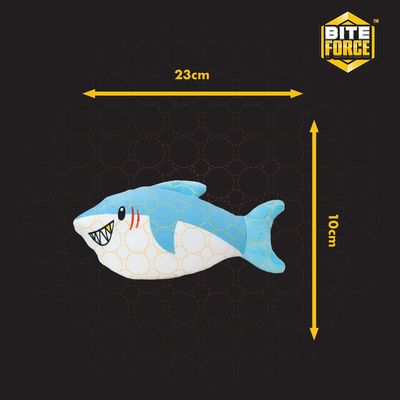 Giocattolo a forma di squalo blu con dettagli bianchi e logo Bite Force giallo. Adatto per pet.