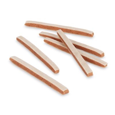 Viacero podlhovastých, dvojfarebných žuvacích snackov so svetlou a tmavou vrstvou, ploché a obdĺžnikové.