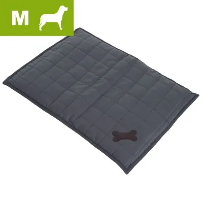 Tapis matelassé gris pour chien, taille M indiquée en haut à gauche avec pictogramme de chien, motif os foncé visible sur le coin du tapis.