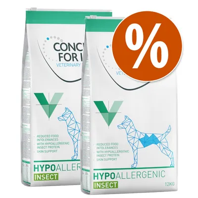 Dos sacos de pienso para perros CONCEPT FOR LIFE Veterinary Diet Hypoallergenic Insect 12 kg, texto visible: 'Reduced food intolerances with hypoallergenic insect protein, skin support', símbolo de porcentaje. Dos sacos de pienso para perros CONCEPT FOR LIFE Veterinary Diet Hypoallergenic Insect 12 kg, texto visible: 'Reduced food intolerances with hypoallergenic insect protein, skin support', símbolo de porcentaje.