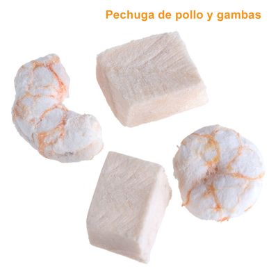Trozos de pechuga de pollo y gambas liofilizados, con el texto visible 'Pechuga de pollo y gambas' en la parte superior.