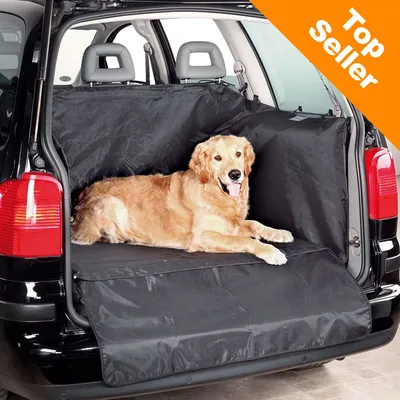 Cane sdraiato su copertura protettiva nera per bagagliaio auto, tessuto visibile. Angolo in alto a destra con scritta Top Seller su sfondo arancione.
