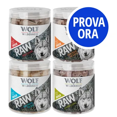 Quattro barattoli Wolf of Wilderness RAW: Beef Liver, Chicken Hearts, Salmon Fillet, Lamb Lung. Etichetta con lupo. Cerchio blu con testo: PROVA ORA. Quattro barattoli Wolf of Wilderness RAW: Beef Liver, Chicken Hearts, Salmon Fillet, Lamb Lung. Etichetta con lupo. Cerchio blu con testo: PROVA ORA.