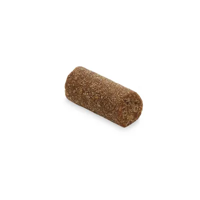 Un solo snack marrón de forma cilíndrica, visible sin embalaje.