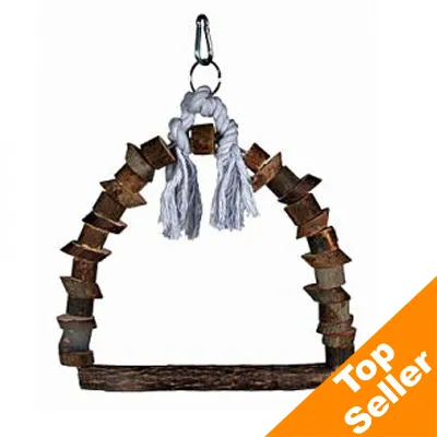 Drewniana huśtawka dla ptaków z białym sznurem i metalowym karabińczykiem do zawieszenia, oznaczenie Top Seller w pomarańczowym rogu. Drewniana huśtawka dla ptaków z białym sznurem i metalowym karabińczykiem do zawieszenia, oznaczenie Top Seller w pomarańczowym rogu.