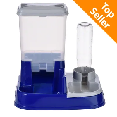 Distributore automatico per cibo e acqua con base blu, contenitore trasparente e bottiglia. Etichetta arancione in alto a destra con testo: Top Seller. Distributore automatico per cibo e acqua con base blu, contenitore trasparente e bottiglia. Etichetta arancione in alto a destra con testo: Top Seller.