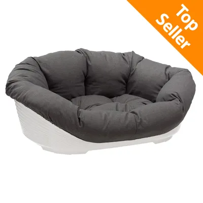 Cuscino grigio scuro su cesta bianca per pet, angolo in alto a destra con scritta arancione 'Top Seller' in inglese. Cuscino grigio scuro su cesta bianca per pet, angolo in alto a destra con scritta arancione 'Top Seller' in inglese.