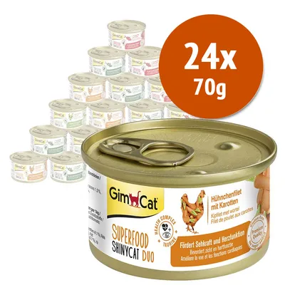 GimCat Superfood ShinyCat Duo, confezione da 24 lattine da 70 g. In primo piano lattina con filetto di pollo e carote, testo visibile: 'Fördert Sehkraft und Herzfunktion'.