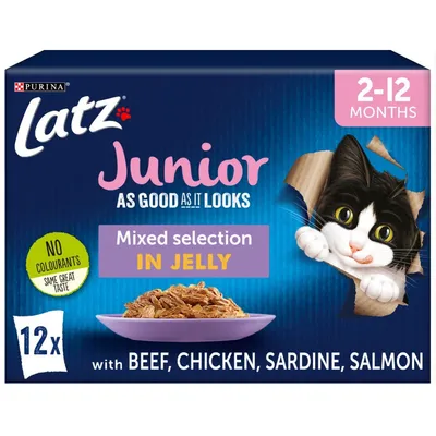 Purina Latz Junior 2–12 months, Mixed selection in jelly, 12x med beef, chicken, sardine, salmon. Ingen farvestoffer. Billede af kat og skål med foder. Purina Latz Junior 2–12 months, Mixed selection in jelly, 12x med beef, chicken, sardine, salmon. Ingen farvestoffer. Billede af kat og skål med foder.