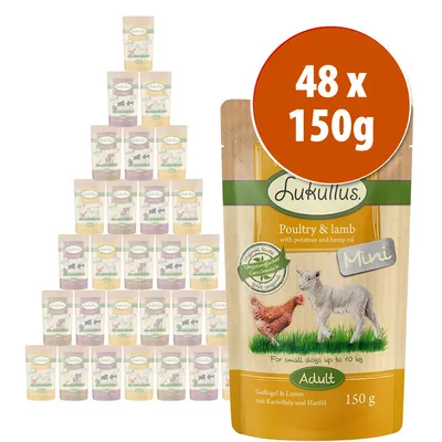 Pack de 48 saquetas Lukullus Mini Adult, 150 g cada. Visível: embalagem com texto 'Poultry & lamb with potatoes and hemp oil', imagem de frango e cordeiro. Texto em inglês e alemão.