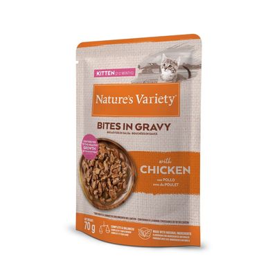 Nature's Variety Bites in Gravy con pollo para gatitos (2–12 meses), 70 g. Bocaditos en salsa, completo y equilibrado, elaborado con ingredientes naturales. Texto en inglés y español.