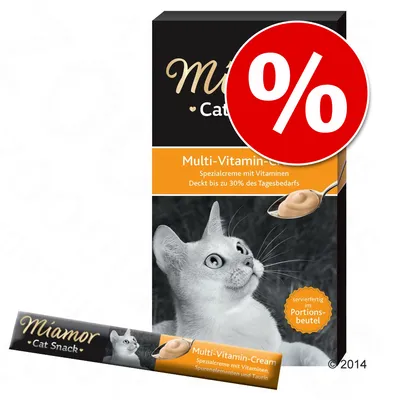 Miamor Cat Snack Multi-Vitamin-Cream -pakkaus ja annospussi, oranssi tarjousprosenttimerkki. Teksti saksaksi: Spezialcreme mit Vitaminen, Deck bis zu 30% des Tagesbedarfs.