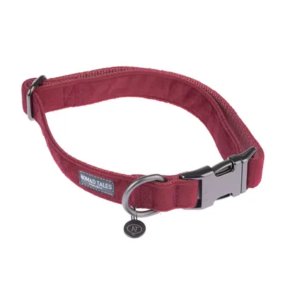 Collier pour chien en tissu rouge avec boucle noire, anneau métallique et médaille NT. Marque visible : NOMAD TALES.