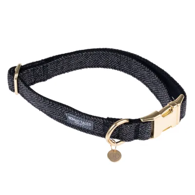 Nomad Tales hondenhalsband in zwart met gouden gesp en hanger. Geweven patroon, stevig materiaal.