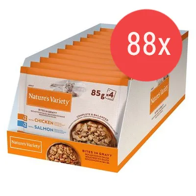 Nature's Variety Bites in Gravy med kyckling och lax, 88 portionspåsar à 85 g. Text: 85 g x4, with chicken, with salmon, complete & balanced.