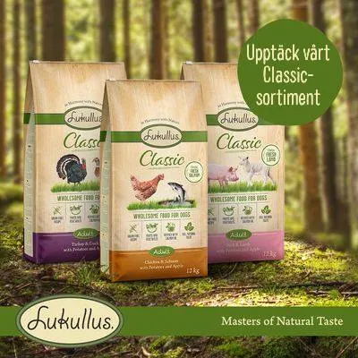 Tre påsar Lukullus Classic hundfoder: kalkon & anka, kyckling & lax, lamm & hjort. Text: Upptäck vårt Classic-sortiment. Masters of Natural Taste.
