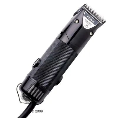 Oster Golden A5 elektrisk klippemaskine med sort plast- og metalhus, ledning og synligt skær. Modelbetegnelse og mærke står på metaldel ved skæret.