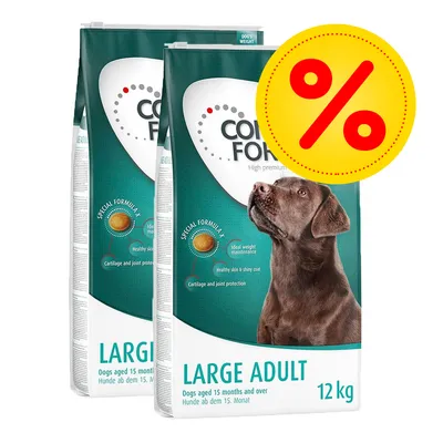 Dvě balení krmiva pro psy s nápisem LARGE ADULT 12 kg, Dogs aged 15 months and over, žlutý symbol procenta označující akci nebo slevu.
