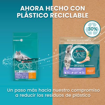 Purina ONE Coat and Hairball para gatos, ahora en envase hecho con plástico reciclable. Texto: 30 % y 'Un paso más hacia nuestro compromiso a reducir los residuos de plástico'.