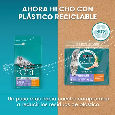 Purina ONE Coat and Hairball para gatos, ahora en envase hecho con plástico reciclable. Texto: 30 % y 'Un paso más hacia nuestro compromiso a reducir los residuos de plástico'.