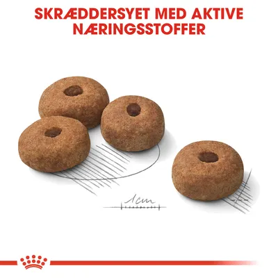Fire runde foderpiller med hul i midten, målt til ca. 1 cm i diameter. Tekst: SKRÆDDERSYET MED AKTIVE NÆRINGSSTOFFER.