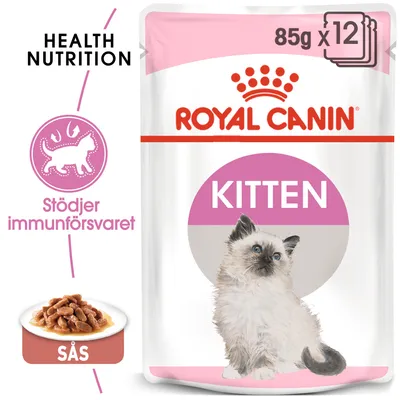 Royal Canin Kitten våtfoder i sås, 85 g x 12. Text: Health Nutrition, Stödjer immunförsvaret, SÅS. Bild på kattunge och foderbitar i sås.