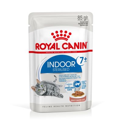 Royal Canin Indoor Sterilised 7+ år, våtfoder för steriliserade innekatter, 85 g. Bild på katt och foderbitar i sås. Text: suitable for sterilised cats, gravy-sauce-covc.