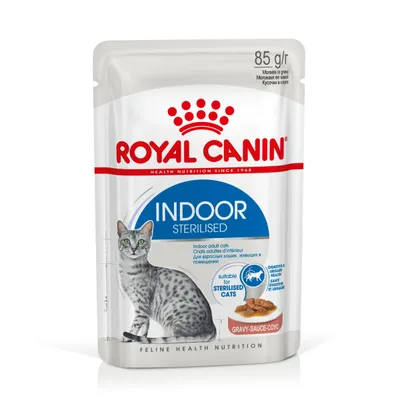 Royal Canin Indoor Sterilised kattefoder 85 g. Tekst: suitable for sterilised cats, gravy-sauce, indoor adult cats. Billede af kat og foderstykker i sovs på emballagen.